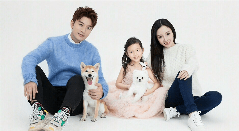 贾乃亮8岁甜馨和好友拍写真，贴头皮发型配皮衣又美又飒，镜头表现力强