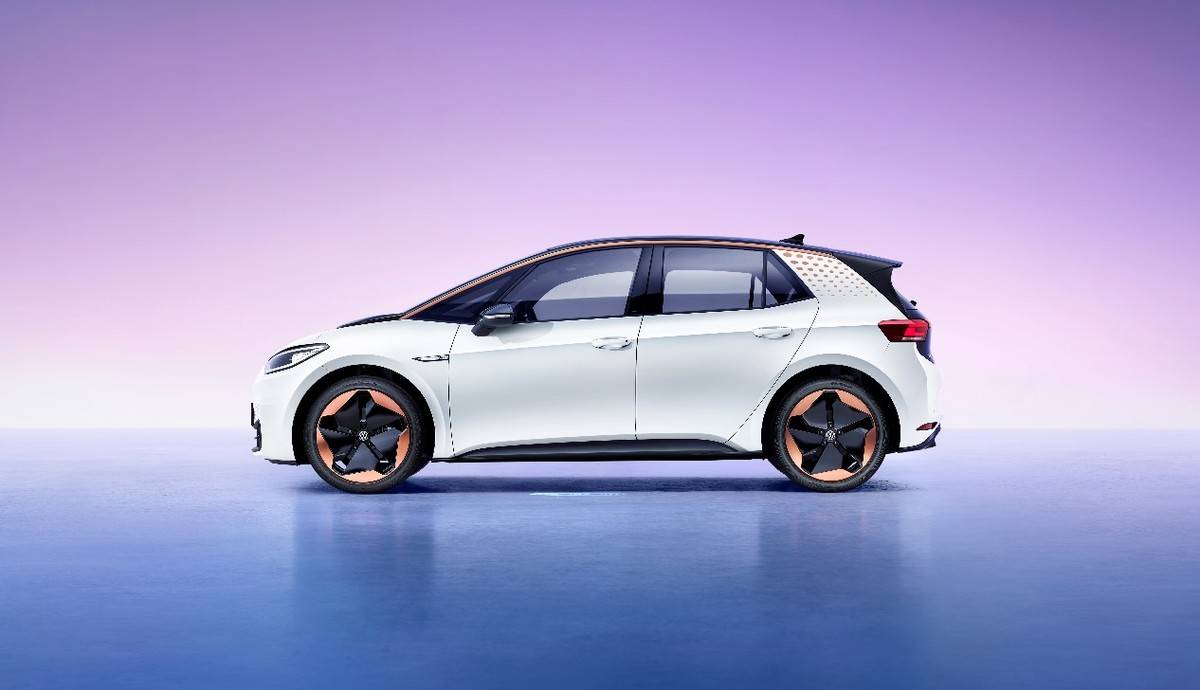 同款照片对比 61629a1ed5c1452ba953602cb3350413.jpeg