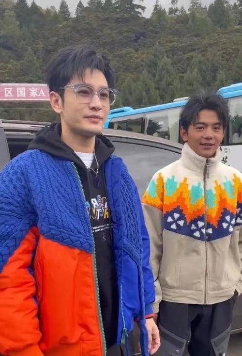 服装 黄晓明和丁真现身高原，黄晓明不适应高原反应补氧气，丁真显成熟