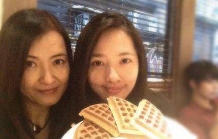向太 向佐夫妇大婚鲁豫手挽向太站C位，红衣女疑似郭妈妈，像极郭碧婷