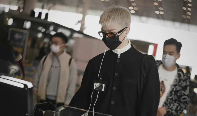 原创范丞丞白发寸头造型曝光这造型只有他才能hold起来颜值可以吗