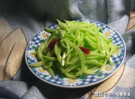 做法|西瓜皮换种做法,形态漂亮味道好,关键是做法简单,营养不上火