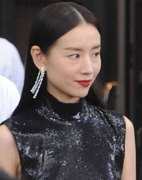 黑色 41岁董洁老得挺真实,化浓妆也没遮住法令纹,中年气息藏不住了