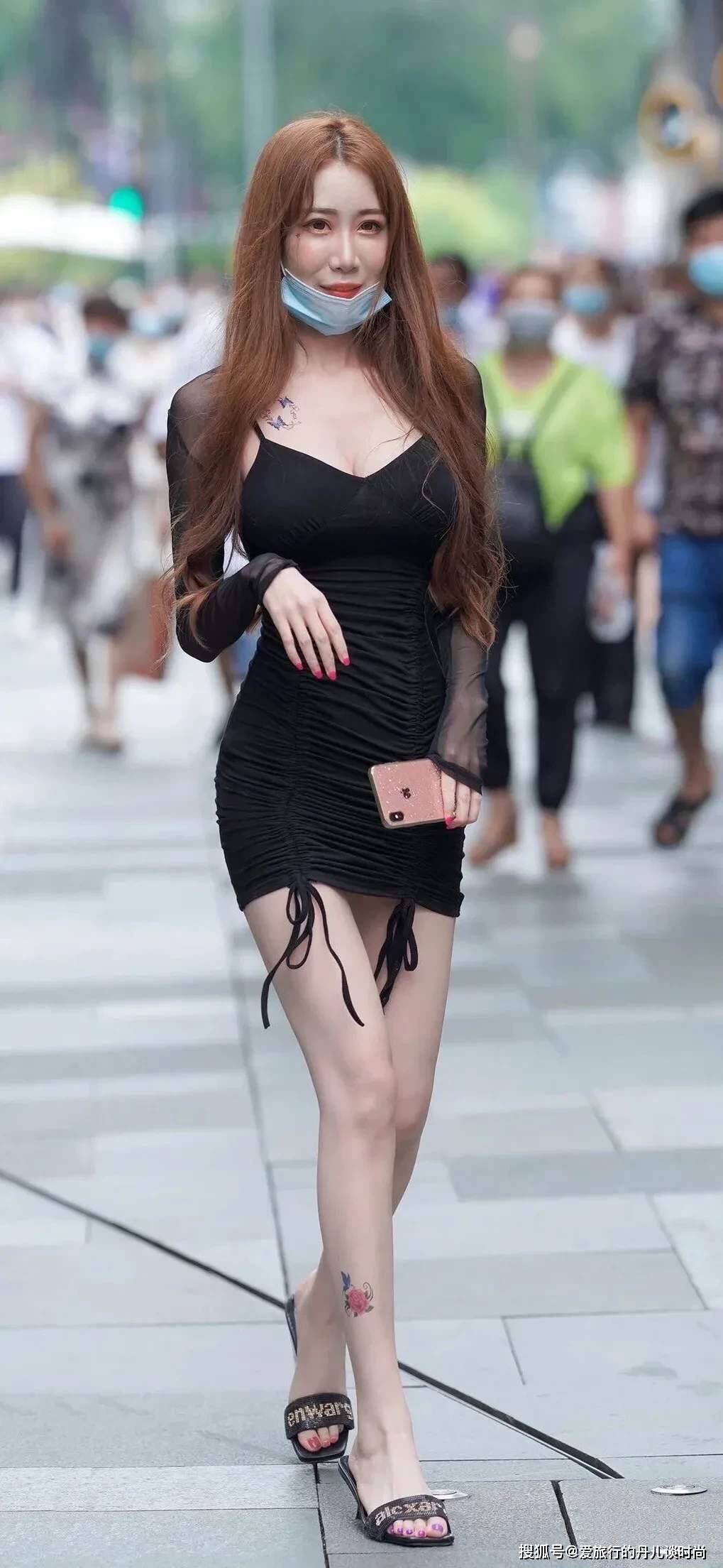 设计 小姐姐穿衣很有新意,吊带裙外配“薄纱”袖子造型抢眼,时尚感满满