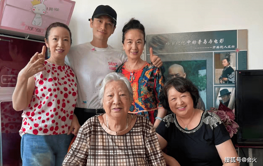 babybaby黄晓明游玩被偷拍！素颜出镜遮挡严实，身形消瘦撑不满紧身裤