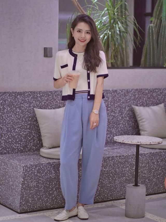 显得 今年流行“奶奶裤”，搭配上针织毛衣开衫，微胖女生上身高级显瘦