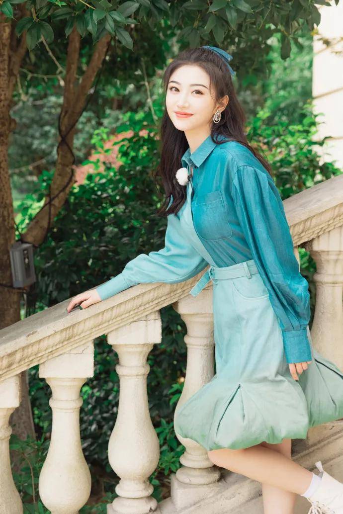 森都 景甜穿着蓝色花朵半裙超美艳！花容玉貌太靓丽撩人