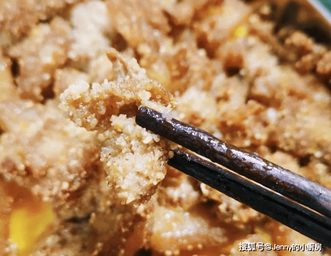 做法|五花肉别总炒着吃，加点大米蒸着吃更美味，软糯不油腻，越吃越香