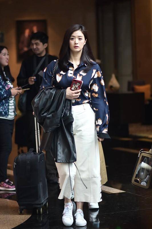 上半身 蒋欣剪了短发更显，但穿“拖地水桶裤”难欣赏，挺大胆