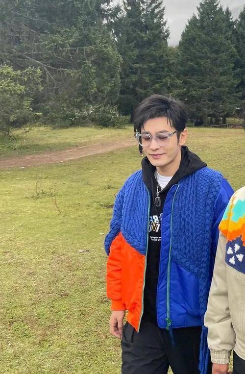 服装 黄晓明和丁真现身高原，黄晓明不适应高原反应补氧气，丁真显成熟