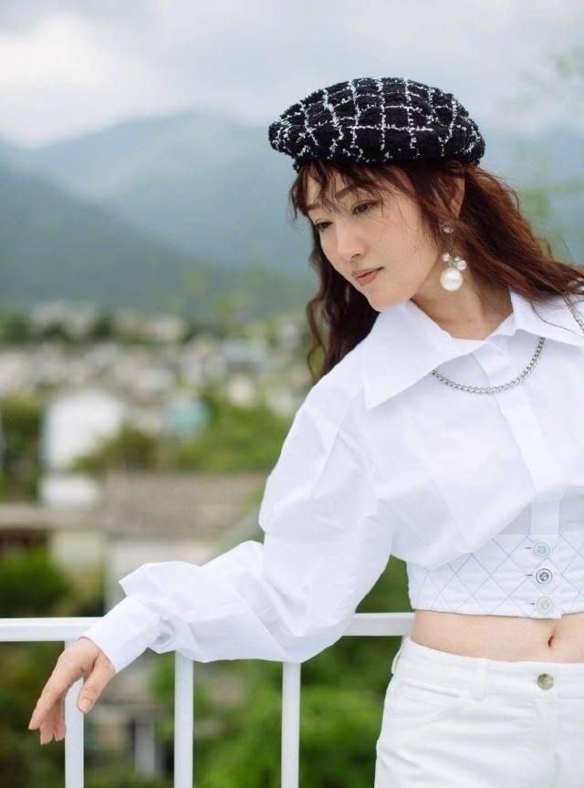 瞬间达到 杨钰莹忘了自己年龄，50岁还敢挑战露腰装，挤不出赘肉才是真本事