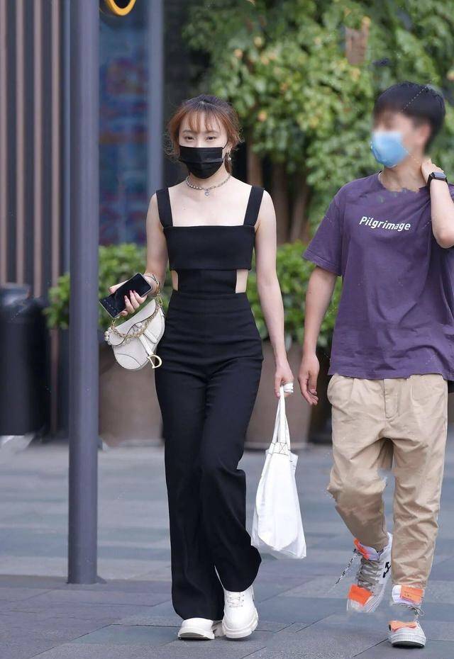 身材苗条 “微喇裤”的特点，以及几种不同搭配