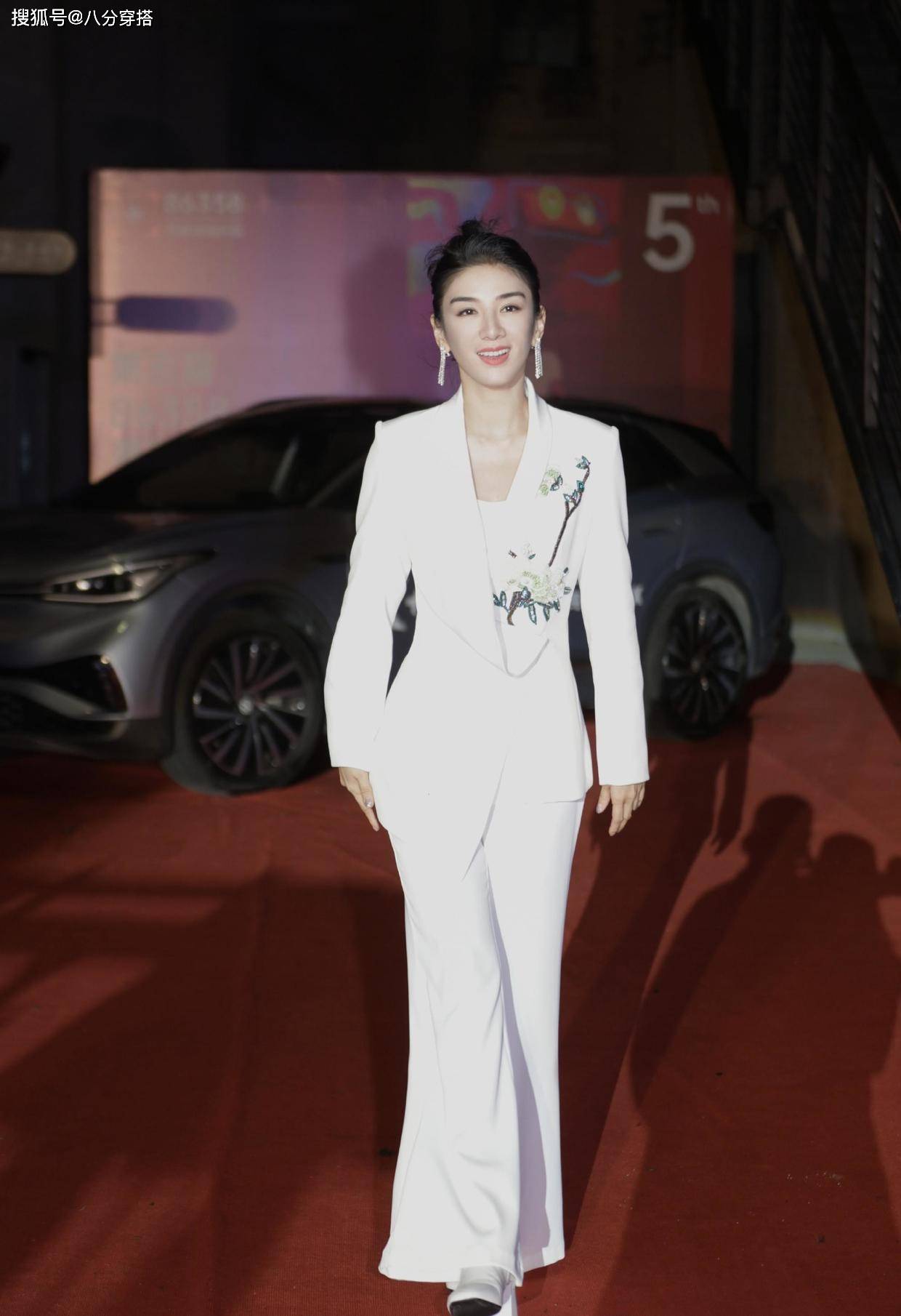 原创黄奕太有女强人气场穿白色刺绣西装出席活动轻松hold住全场