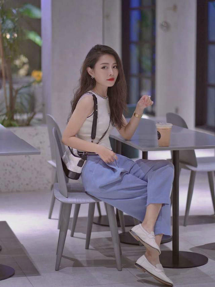 黑色 女孩们都穿上了漂亮的衣服逛街，有种群芳争艳的感觉
