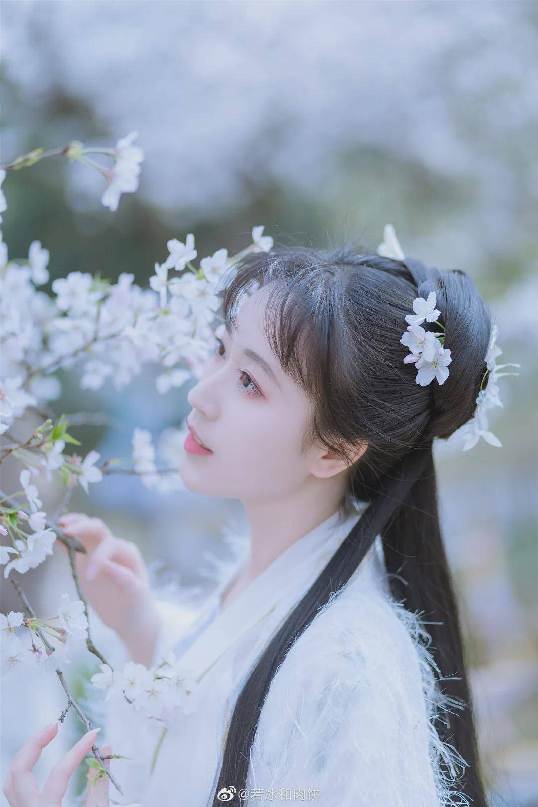 春色 汉服小仙女:春路雨添花,花动一山春色