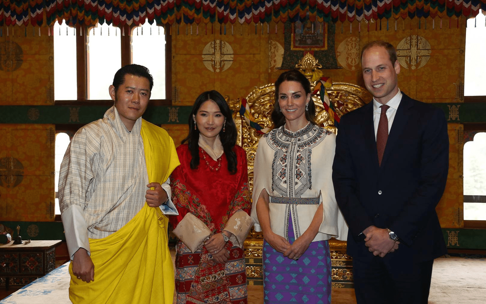 不丹国王晒全家福纪念结婚10周年王后靠娘家和俩儿子稳坐后位