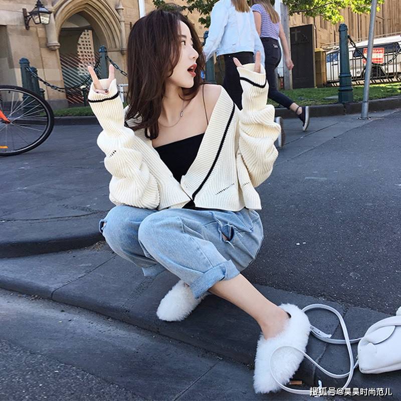天气 入秋简约风穿搭，利用白色毛衣的百变穿搭方式，努力做个精致女人
