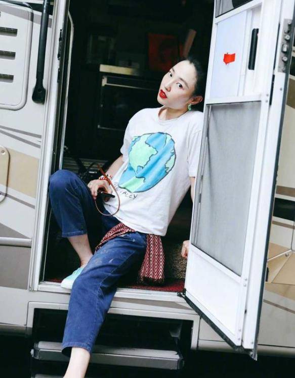 视觉 37岁白百何扮嫩真成功，T恤配阔腿裤显阳光，看着充满少年感