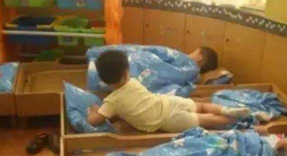 进行|幼儿园午休“男女混睡”，老师拍下这画面，家长群炸了锅