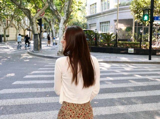 下装 简单的针织开衫胜过多数外套，可以搭配裙装，优雅知性又温柔