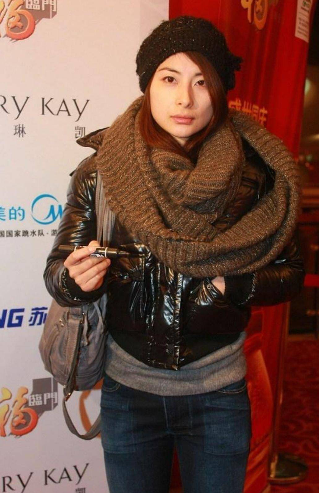 天气 郭晶晶也太少女了，穿黑色羽绒服配围巾，穿着减龄又时髦