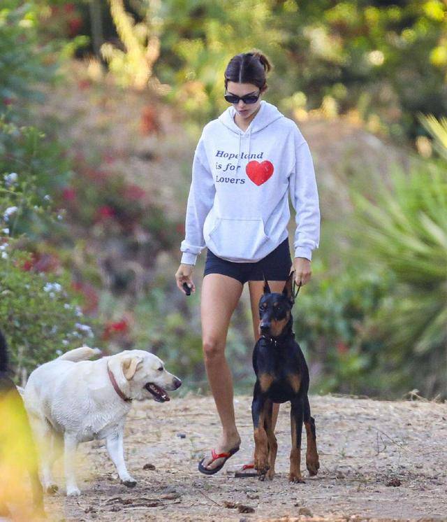 詹娜 肯达尔.詹娜的私服穿搭太低调，卫衣配短裤简约随性，舒适自然