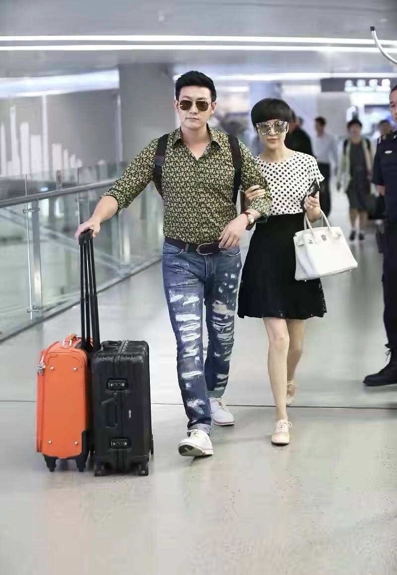 职场 陆毅带老婆亮相活动，油头配皮裤变中年油腻男，鲍蕾倒挺有贵妇范