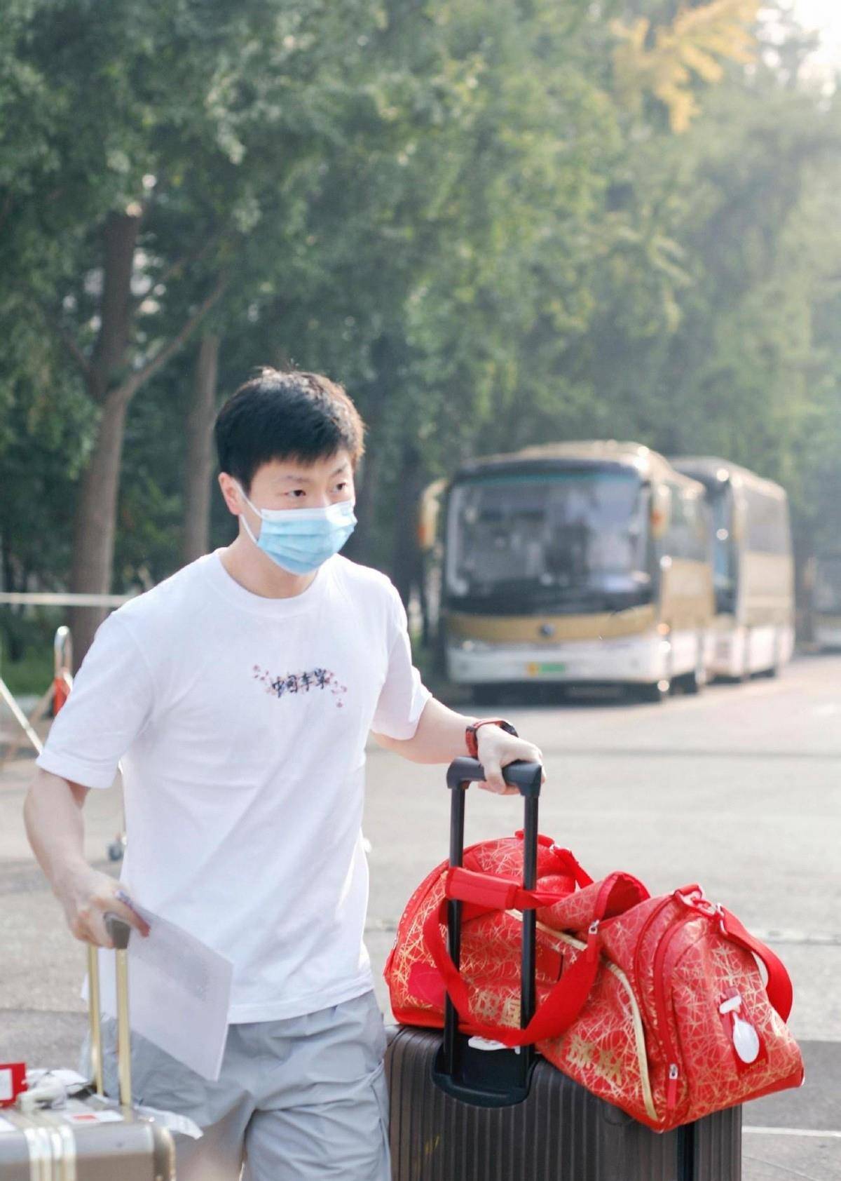 网友 奥运冠军马龙拍大片,被长款大衣压低身高,网友吐槽看不懂时尚