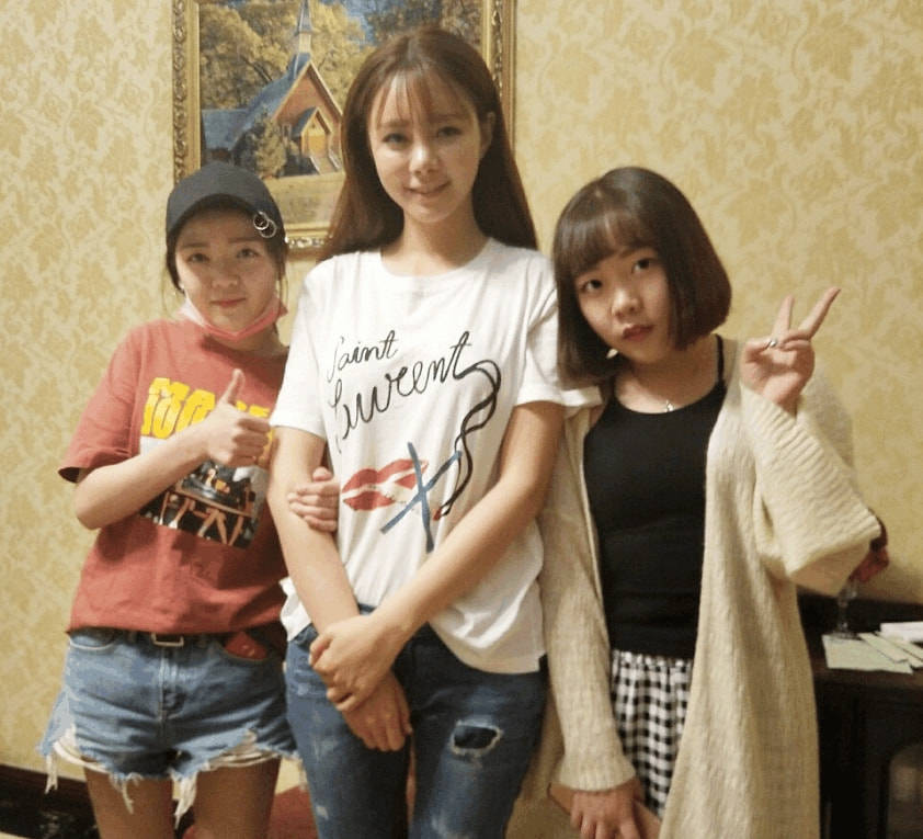 感觉 网友旅游偶遇沈梦辰,不打光不修图,皮肤黑化了妆还没素人漂亮!