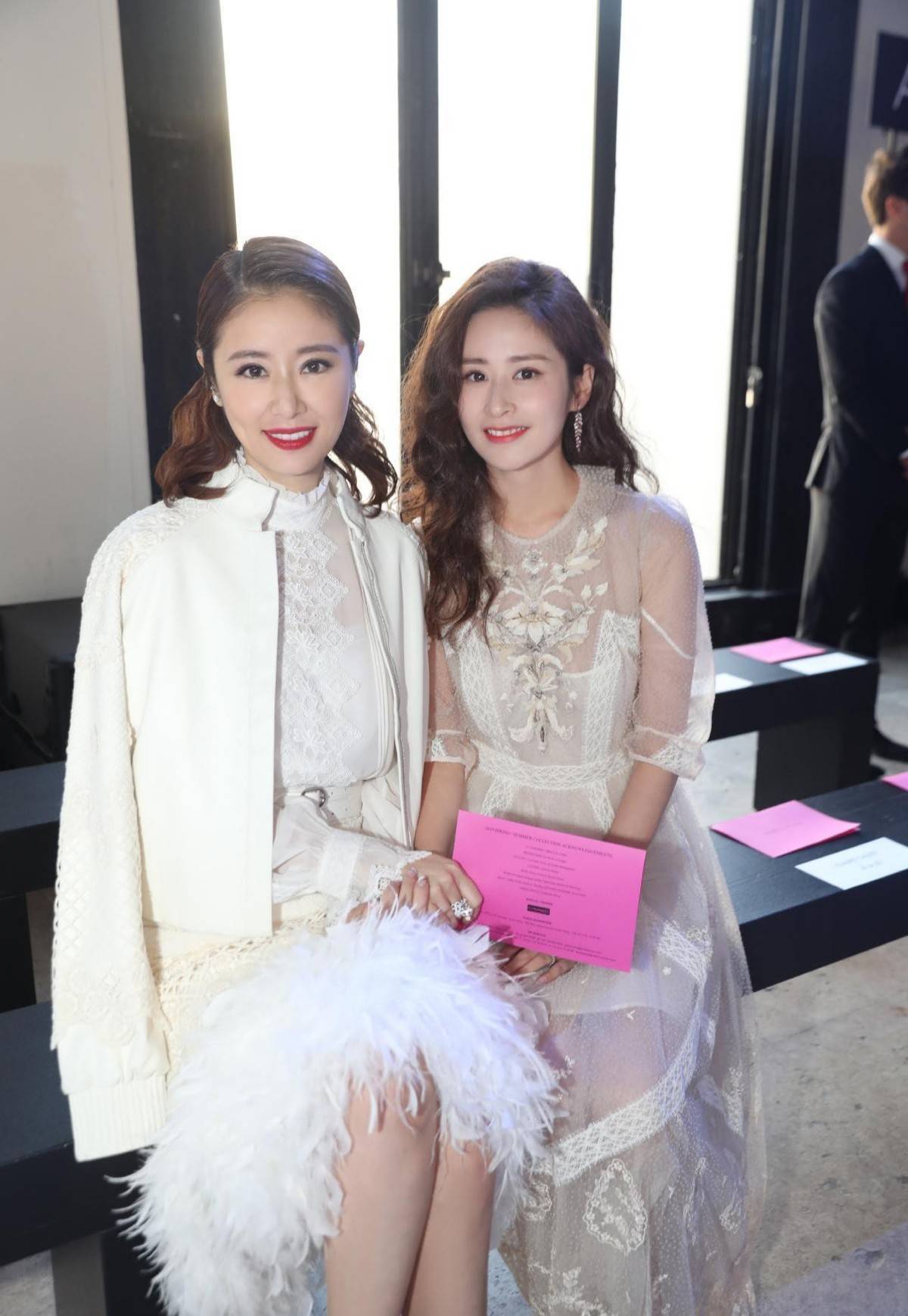 差不多 林心如的气质很高级，本人在家练拳击，和颖儿同穿白裙但气场差不多