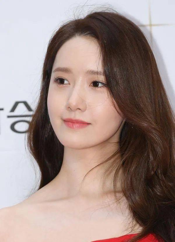 魅力 林允儿写真肤白貌美气质佳！魔鬼身材太性感靓丽了