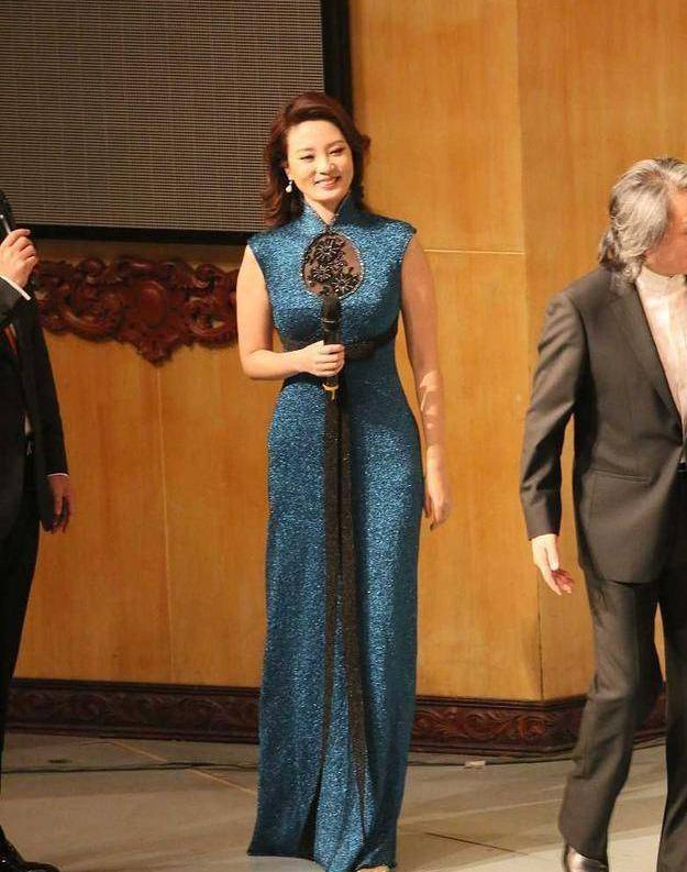 身材 刘芳菲旗袍装扮主持节目，优雅大气有女人味，不愧是央视主持人