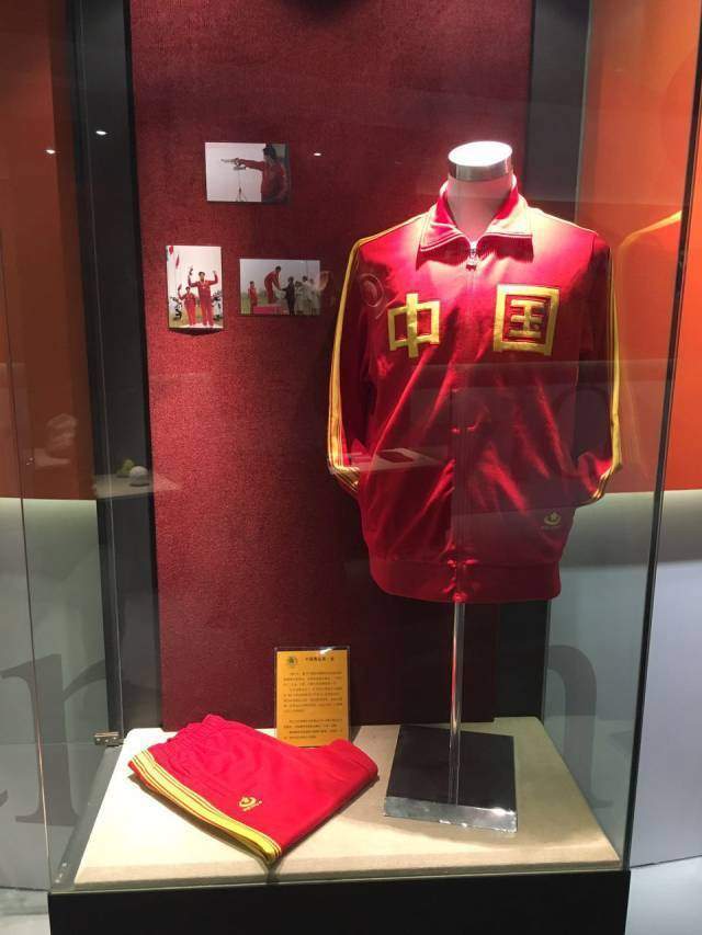 梅花运动服时这样说道"所有中国运动员在1984年洛杉矶奥运会领奖的