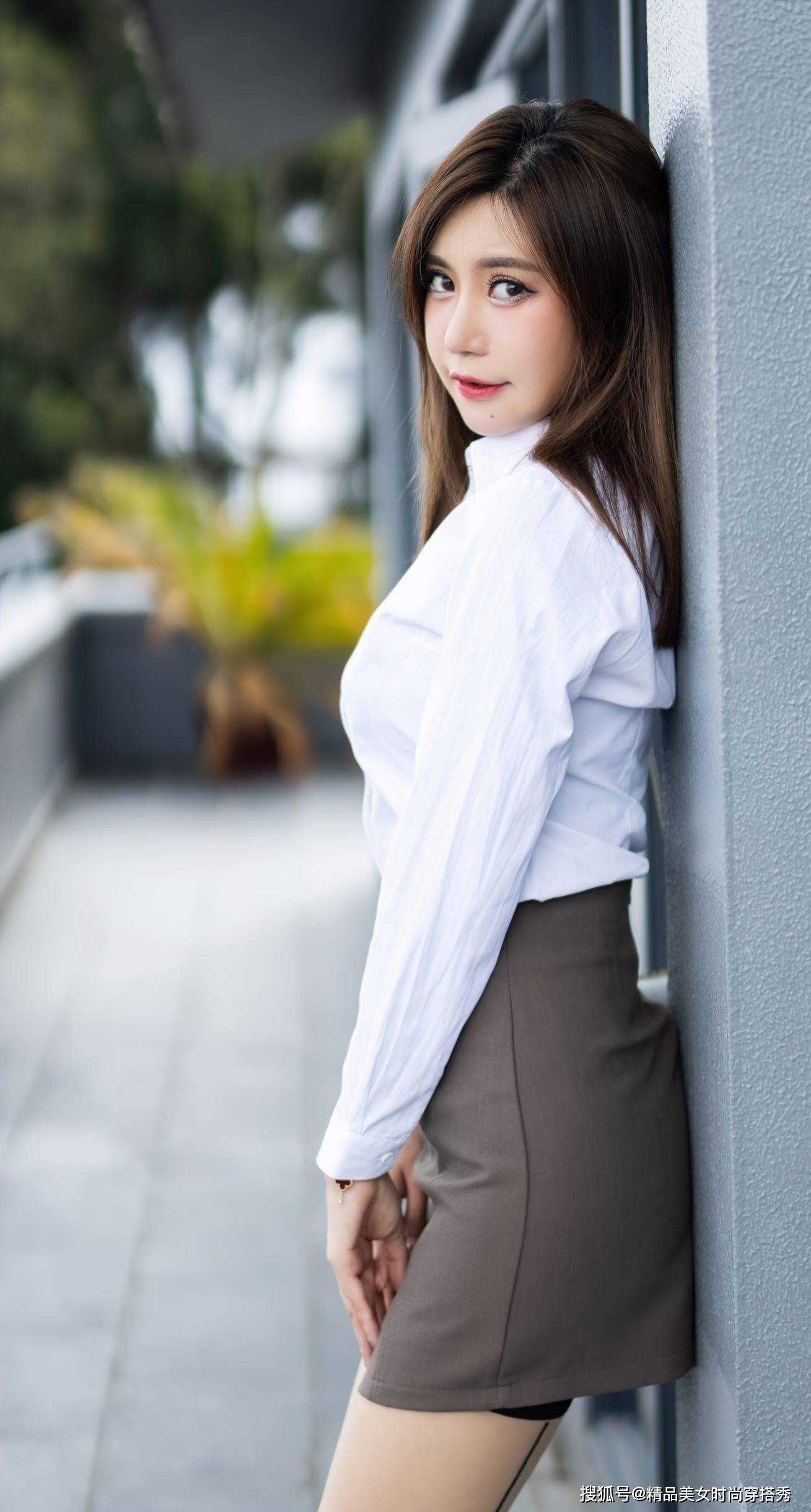 英姿飒爽 简约的白色衬衫，搭配卡其色半身裙，知性优雅，时尚迷人