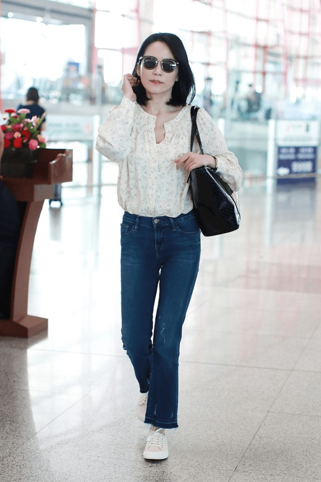 整体 俞飞鸿真不服老，衬衫穿得都和同龄人不一样，啥有个性她穿啥