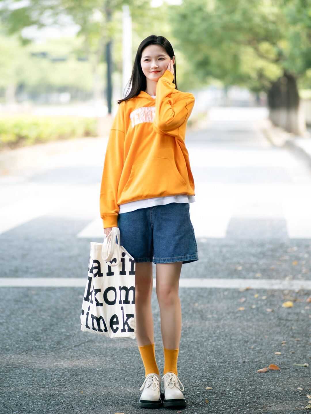 卫衣 卫衣可别只会穿黑白灰了！试试这六种颜色，一套比一套还洋气