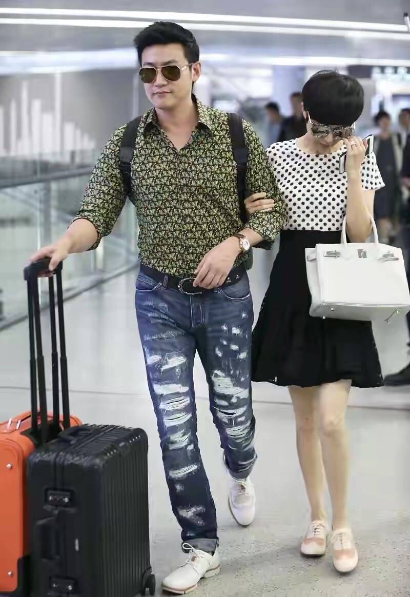 职场 陆毅带老婆亮相活动，油头配皮裤变中年油腻男，鲍蕾倒挺有贵妇范