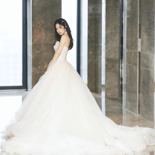 赵丽颖 微博之夜女星造型:赵丽颖穿奢牌,金晨红裙艳压,鞠婧祎腰细瞩目!