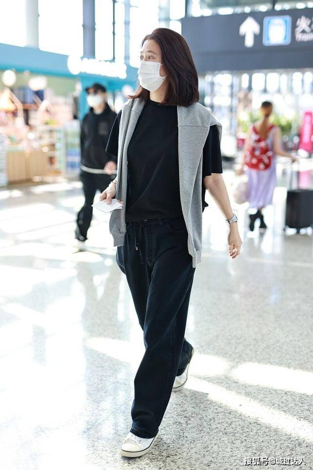 显得 50岁袁咏仪够青春，牛仔夹克+布鞋时髦减龄，身旁的张智霖像学生