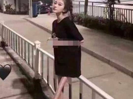 因为美女凭一双“骷髅腿”走红，自称给腿化妆，网友：还不如影子好看