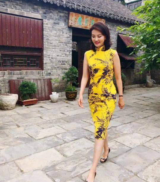 身材 刘芳菲旗袍装扮主持节目，优雅大气有女人味，不愧是央视主持人