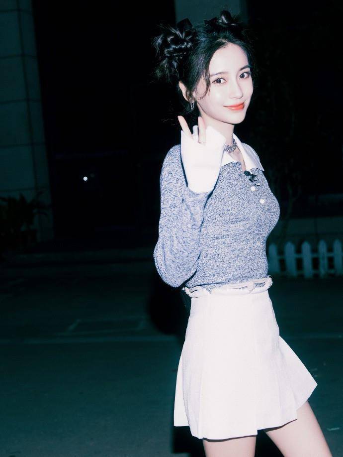 小姑娘 Angelababy撑伞录跑男，32岁扎小脏辫像个小姑娘，晓明哥福气不浅
