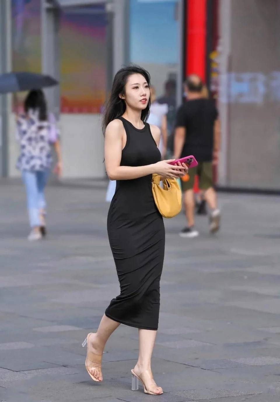 视觉 简单而时尚的连衣裙穿搭，依旧是女孩们搭配的首选