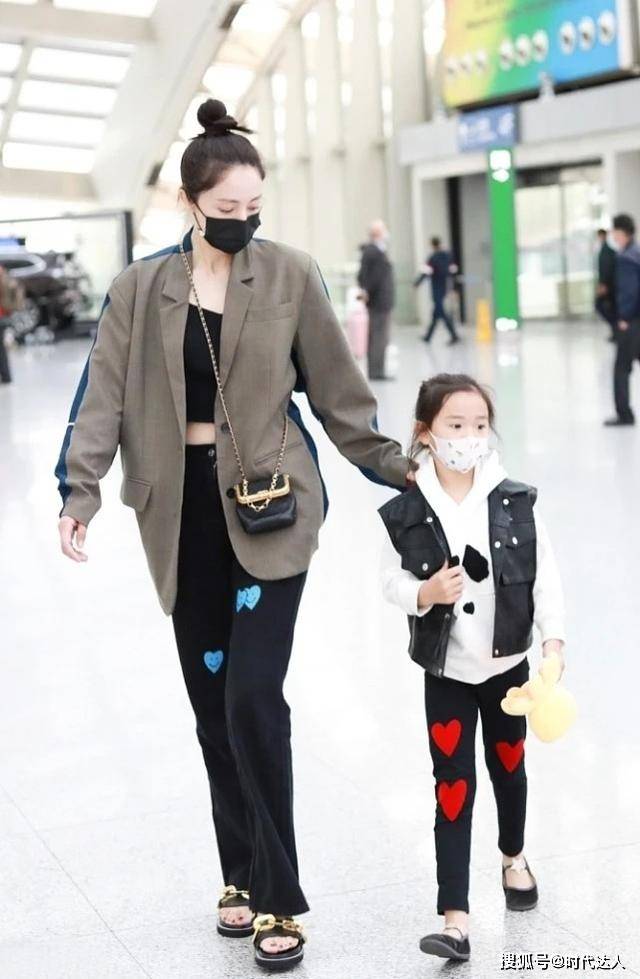 个性 董璇带5岁女儿亮相机场，西装+凉鞋个性潮流，小酒窝俏皮可爱