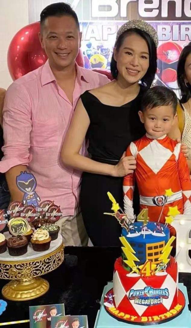 长子 胡杏儿一家为长子庆生，她打扮隆重发际线却堪忧，老公越老越帅气