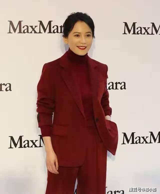 好身材 “俞飞鸿”越老越敢穿,一袭薄纱裙轻松透出好身材,哪有50岁?