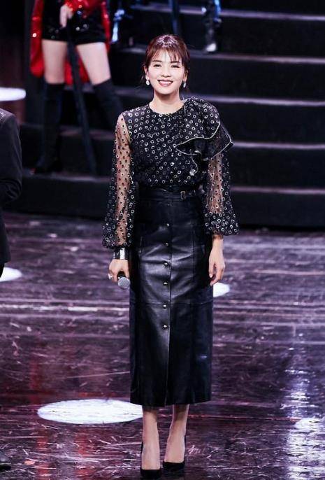 黑色 刘涛身材又出圈了，穿长裙也遮不住一双大长腿，完美hold全场