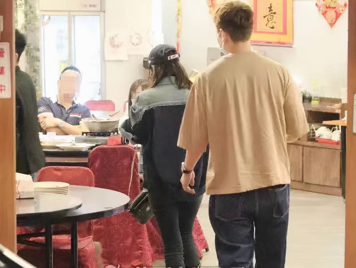 贾静雯 贾静雯庆47岁生日超排面!林心如霍建华到场,T恤穿好几年太寒酸