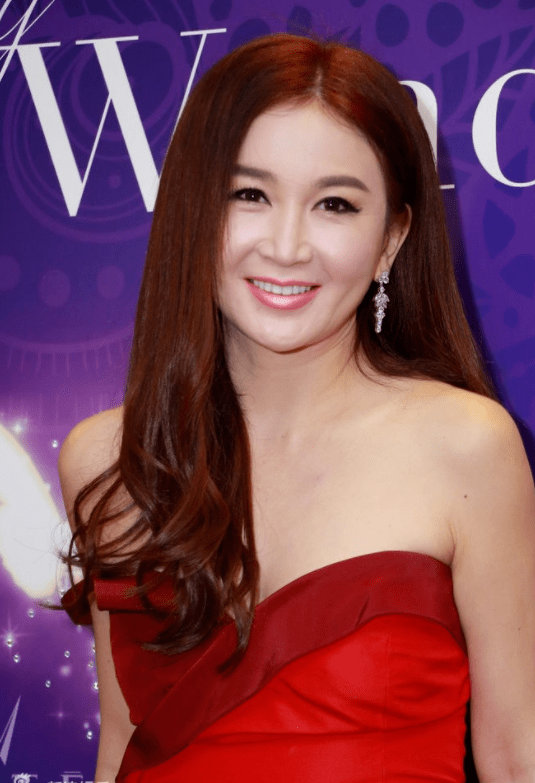 一身 温碧霞年过半百不服老,穿红裙华丽性感,美得太惊艳!