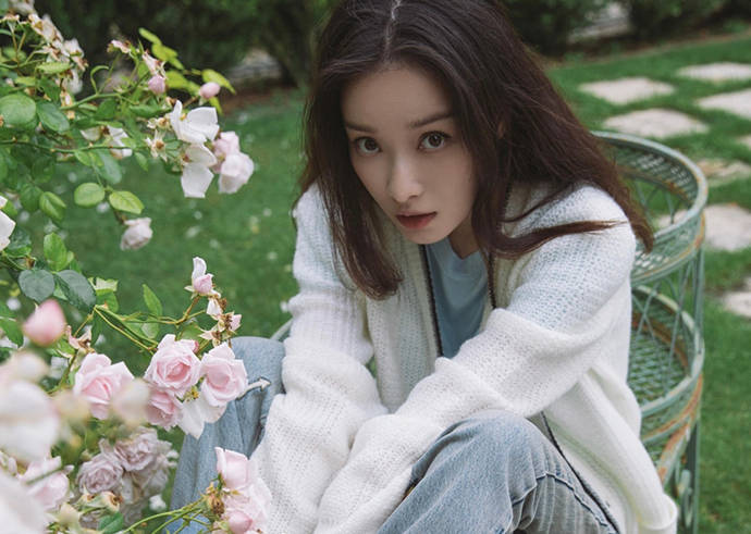 棕色 倪妮生图是真的惊艳，西装配裸色长裙身材高挑